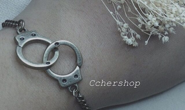 สร้อยข้อมือ รูปกุญแจมือ สีทองเหลืองรมดำ กำไลแฟชั่น