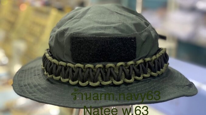 หมวกปีกสั้น สีเขียวเข้มถักเชือกพาราคอร์ด พร้อมติดตีนตุ๊กแกหน้าหมวก