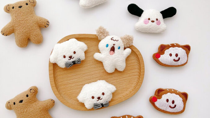 ((พร้อมส่ง)) เข็มกลัดตุ๊กตา หมี หมา จิ้งจอก ติดกระเป๋า