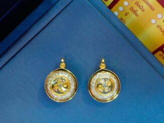 จี้กังหัน กลมจิ๋ว ล้อมพลอย หลังหยก หมุนได้ B36005003303031 เลี่ยมทองแท้ กรอบทอง 90% มีใบรับประกัน อัดกัน