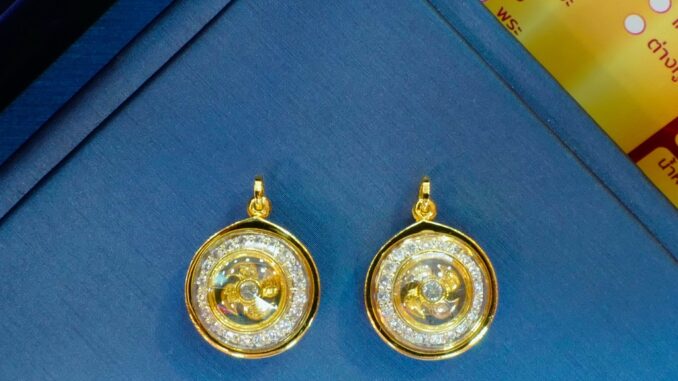 จี้กังหัน กลมจิ๋ว ล้อมพลอย หลังหยก หมุนได้ B36005003303031 เลี่ยมทองแท้ กรอบทอง 90% มีใบรับประกัน อัดกัน