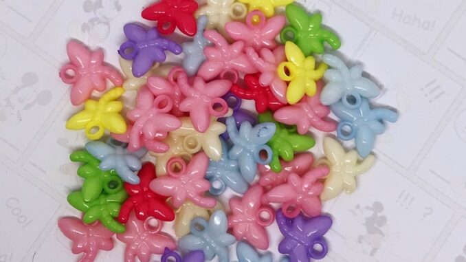 จี้แมลงปอคละสี  20 กรัม (42 ชิ้น)