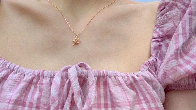 พร้อมส่งค่ะ สร้อยคอแต่งจี้กุหลาบสั้นสีทองเรียบๆน่ารัก #N0002