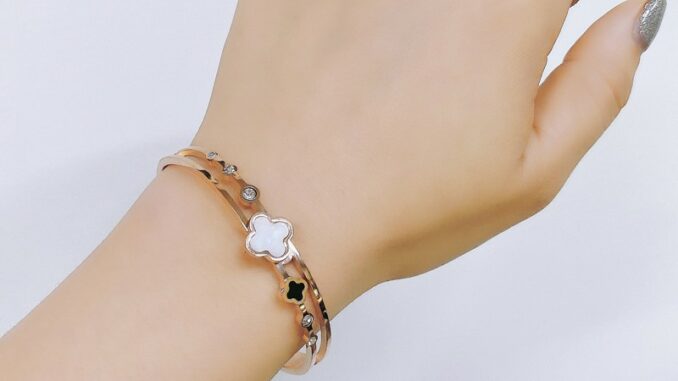 สร้อยข้อมือ เหล็กไทเทเนียม 18K สีโรสโกลด์ แฟชั่นสําหรับผู้หญิง