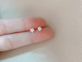 Roselife S925 ต่างหูเงิน Hypoallergenic 3D รูปดอกซากุระขนาดเล็ก 1 คู่