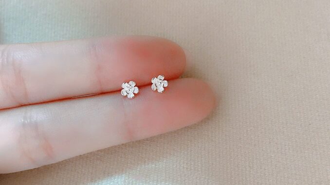 Roselife S925 ต่างหูเงิน Hypoallergenic 3D รูปดอกซากุระขนาดเล็ก 1 คู่