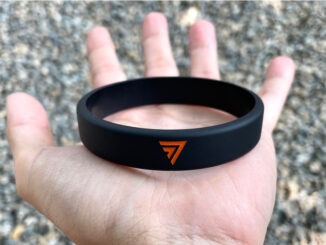 สายรัดข้อมือ ริสแบนด์ (wristband) ก้าวไกล สีดำ