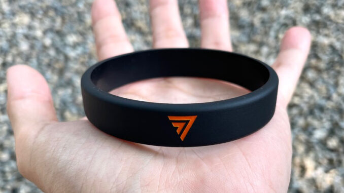 สายรัดข้อมือ ริสแบนด์ (wristband) ก้าวไกล สีดำ