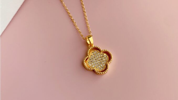 LEIAHIN ห้ามลอกดำ สร้อยคอแฟชั่น สร้อยคอ ทอง 18K จี้ใบโคลเวอร์สี่แฉก เครื่องประดับแฟชั่น สไตล์ตะวันตก โรแมนติก ของขวัญ สําหรับผู้หญิง