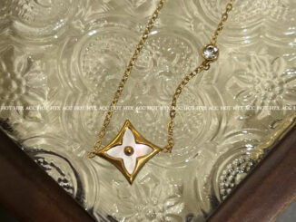 สร้อยคอเหล็กไทเทเนียม ชุบทอง 18K จี้ใบโคลเวอร์สี่แฉก สําหรับผู้หญิง