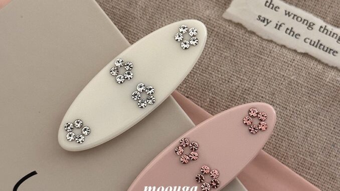 Moouga กิ๊บติดผม ทรงวงรี ประดับเพชร ลายดอกไม้ สีชมพู สไตล์เกาหลี Moouga กิ๊บติดผม ทรงวงรี ประดับเพชร ลายดอกไม้ สีชมพู สไตล์เกาหลี