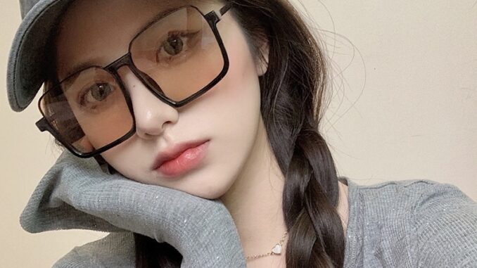 Roselife TikTok แว่นตากันแดด กึ่งไร้ขอบ ทรงสี่เหลี่ยม ป้องกันรังสียูวี 400UV สไตล์เรโทร สําหรับผู้หญิง
