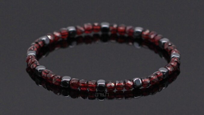 หินโกเมน ทรงลูกบาศก์ แต่ง แร่เฮมาไทต์ Garnet ขนาด 4 มิล เครื่องรางแห่งชัยชนะ อำนาจ กำไลหินสี กำไลหินนำโชค หินสีแดง