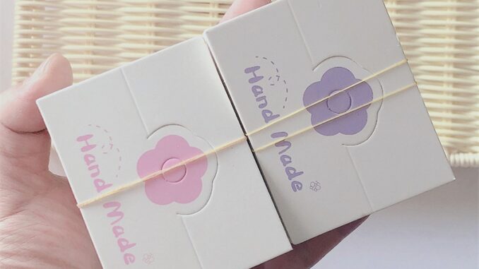Peacellow ถุงกระดาษแข็ง ลายดอกไม้ สําหรับใส่กิ๊บติดผม สร้อยคอ สร้อยข้อมือ ต่างหู 50 ชิ้น