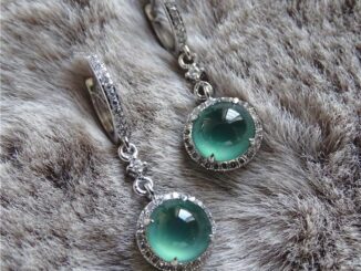 PANAOBEN  ต่างหู Original สีเขียวธรรมชาติ Chalcedony ต่างหู 925 เงินสเตอร์ลิงต่างหูผู้ชายเกาหลีแฟชั่นอุปกรณ์เสริมต่างหูสตั๊ด Noble และหรูหรา Charm ต่างหูเงินผู้หญิงต่างหู Hetian หยกต่างหูยุโรปและอเมริกาจีนของขวัญ คริสต์มาส