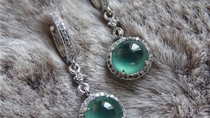 PANAOBEN  ต่างหู Original สีเขียวธรรมชาติ Chalcedony ต่างหู 925 เงินสเตอร์ลิงต่างหูผู้ชายเกาหลีแฟชั่นอุปกรณ์เสริมต่างหูสตั๊ด Noble และหรูหรา Charm ต่างหูเงินผู้หญิงต่างหู Hetian หยกต่างหูยุโรปและอเมริกาจีนของขวัญ คริสต์มาส