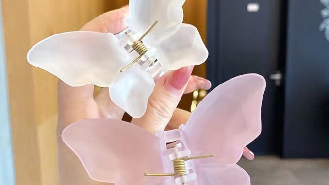 กิ๊บผีเสื้อพลาสติก สีด้านใส ขนาด7.5cm. สีสวยน่ารัก หนีบผมได้หมด กิ๊บหนีบผม กิ๊บติดผม กิ๊บผมรุ่นใหม่ล่าสุด กิ๊บผีเสื้อพลาสติก สีด้านใส ขนาด7.5cm. สีสวยน่ารัก หนีบผมได้หมด กิ๊บหนีบผม กิ๊บติดผม กิ๊บผมรุ่นใหม่ล่าสุด