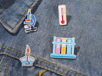 เข็มกลัดการ์ตูนเคมี Pins เคลือบกล้องจุลทรรศน์เครื่องวัดอุณหภูมิตกแต่งกระเป๋าเป้สะพายหลัง