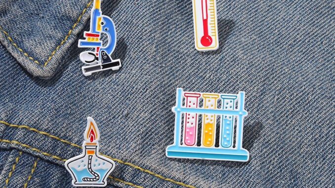เข็มกลัดการ์ตูนเคมี Pins เคลือบกล้องจุลทรรศน์เครื่องวัดอุณหภูมิตกแต่งกระเป๋าเป้สะพายหลัง