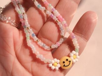 Pantheadesign สร้อยลูกปัดหน้ายิ้มเดซี่ สีพาสเทล