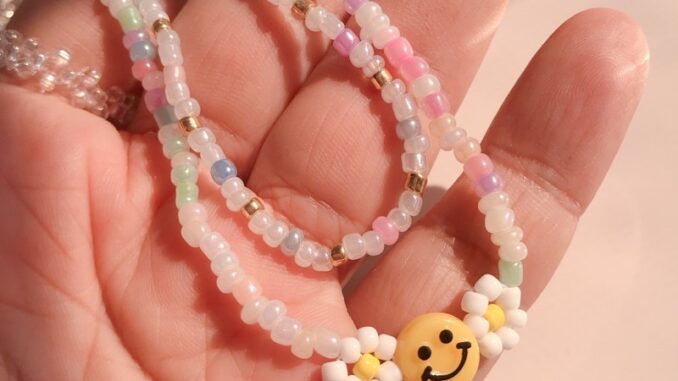 Pantheadesign สร้อยลูกปัดหน้ายิ้มเดซี่ สีพาสเทล