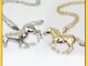 【Athena】เครื่องประดับแฟชั่นสร้อยคอโซ่ยาวจี้ม้าหรูหราสําหรับสตรี