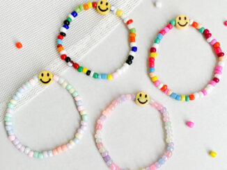 ของขวัญปัจฉิม ของแจกเพื่อน กำไลข้อมือลูกปัดจี้หน้ายิ้ม