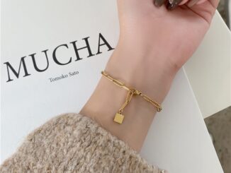 สร้อยข้อมือ เหล็กไทเทเนียม ทอง 18K ทรงสี่เหลี่ยม ขนาดเล็ก ไม่ซีดจาง เรียบง่าย เข้ากับทุกการแต่งกาย สําหรับแฟนสาว