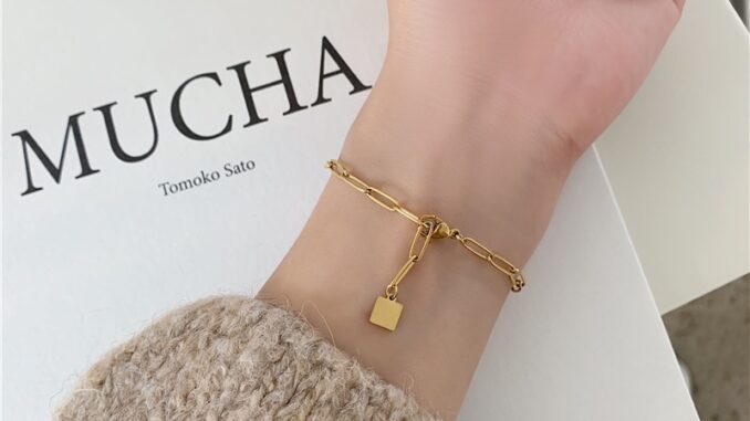 สร้อยข้อมือ เหล็กไทเทเนียม ทอง 18K ทรงสี่เหลี่ยม ขนาดเล็ก ไม่ซีดจาง เรียบง่าย เข้ากับทุกการแต่งกาย สําหรับแฟนสาว