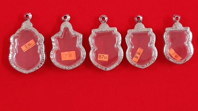 กรอบพระแสตนเลสใส่พระทรงเสมา หน้าแกะลายไทย พร้อม ห่วงแสตนเลส และแผ่นโฟม