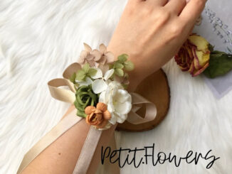 [พรีออเดอร์ 15 วัน ไม่มีพร้อมส่ง] ดอกไม้ผูกข้อมือเพื่อนเจ้าสาว แซมไฮเดรนเยีย ธีมเขียว ขาว น้ำตาล