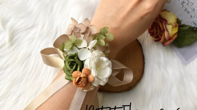 [พรีออเดอร์ 15 วัน ไม่มีพร้อมส่ง] ดอกไม้ผูกข้อมือเพื่อนเจ้าสาว แซมไฮเดรนเยีย ธีมเขียว ขาว น้ำตาล