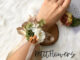 [พรีออเดอร์ 15 วัน ไม่มีพร้อมส่ง] ดอกไม้ผูกข้อมือเพื่อนเจ้าสาว แซมไฮเดรนเยีย ธีมเขียว ขาว น้ำตาล
