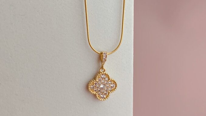 LEIAHIN สร้อยคอ ชุบทอง 18K จี้ใบโคลเวอร์สี่แฉก เครื่องประดับแฟชั่น สําหรับผู้หญิง ของขวัญ ปาร์ตี้ มิตรภาพ เครื่องประดับแฟชั่น สไตล์ตะวันตก