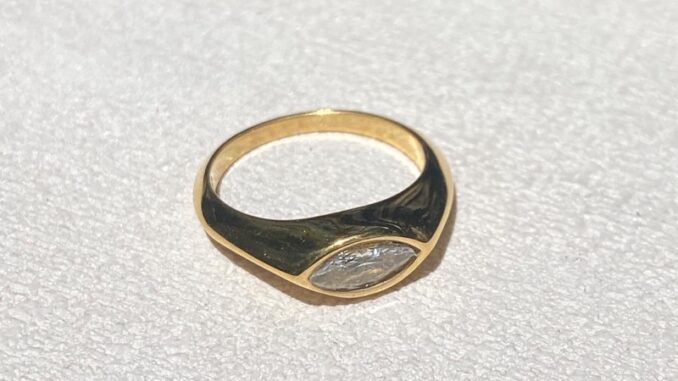 imean.store - Cat gem ring | แหวนงานไทเทเนี่ยมสีทองประดับพลอยเทียม