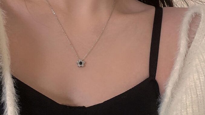 Lovito สร้อยคอผู้หญิง สายโซ่ บล็อกสี จี้รูปดอกไม้ สไตล์ลำลอง LFA08351 (สีเงิน)