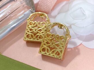 Miumiu ต่างหูสตั๊ด เหล็กไทเทเนียม รูปโลโก้ตัวอักษร เครื่องประดับ สําหรับผู้หญิง