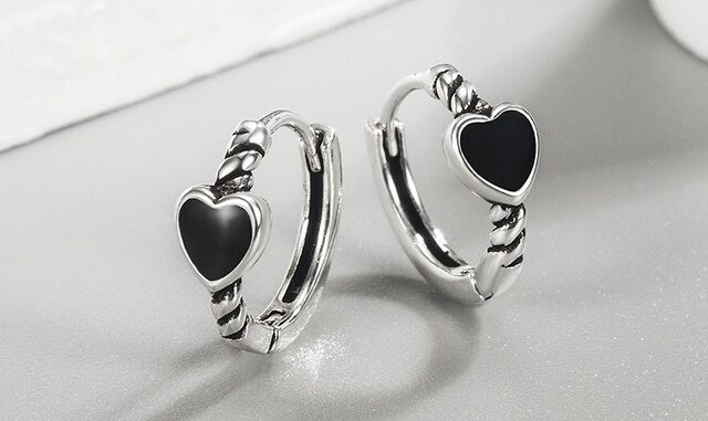 bonnie - black heart hoop ต่างหูห่วงรูปหัวใจสีดำ ตุ้มหู ต่างหูแฟชั่นสไตล์เกาหลี เงินแท้สำหรับคนแพ้ง่าย
