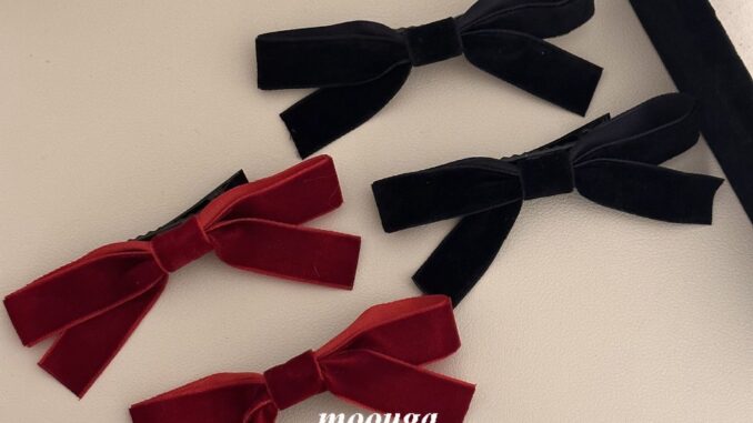 Moouga กิ๊บติดผม ผ้ากํามะหยี่ เนื้อแมตต์ สีแดง ประดับโบว์ด้านข้าง สีดํา สําหรับเด็กผู้หญิง Moouga กิ๊บติดผม ผ้ากํามะหยี่ เนื้อแมตต์ สีแดง ประดับโบว์ด้านข้าง สีดํา สําหรับเด็กผู้หญิง