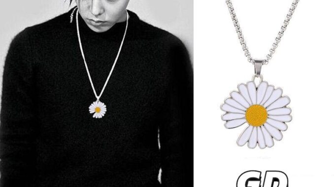 สร้อยคอแบบเดียวกันของ GD ดอกเบญจมาศขนาดเล็ก สร้อยคอที่ทันสมัยและเรียบง่าย วัสดุเหล็กไทเทเนียมไม่ซีดจาง สร้อยคอแบบเดียวกันของ GD ดอกเบญจมาศขนาดเล็ก สร้อยคอที่ทันสมัยและเรียบง่าย วัสดุเหล็กไทเทเนียมไม่ซีดจาง