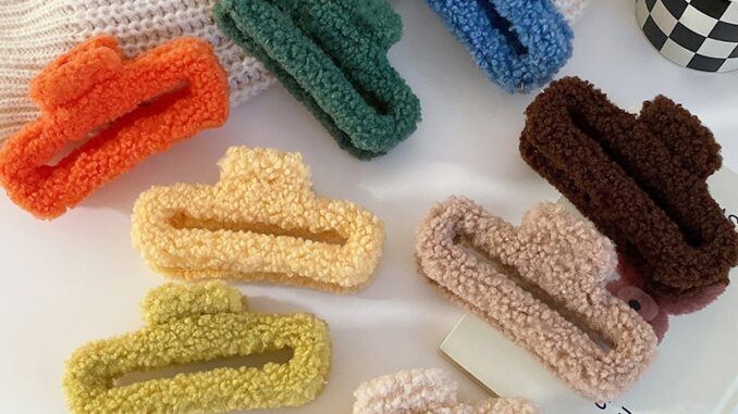 Wool Clip กิ๊บหนีบผมผ้าวูลขนฟู ขนาดใหญ่ 14cm. เก็บผมได้เยอะ หนีบแน่น ใหญ่สะใจ กิ๊บติดผม กิ๊บผม กิ๊บเกาหลี Wool Clip กิ๊บหนีบผมผ้าวูลขนฟู ขนาดใหญ่ 14cm. เก็บผมได้เยอะ หนีบแน่น ใหญ่สะใจ กิ๊บติดผม กิ๊บผม กิ๊บเกาหลี