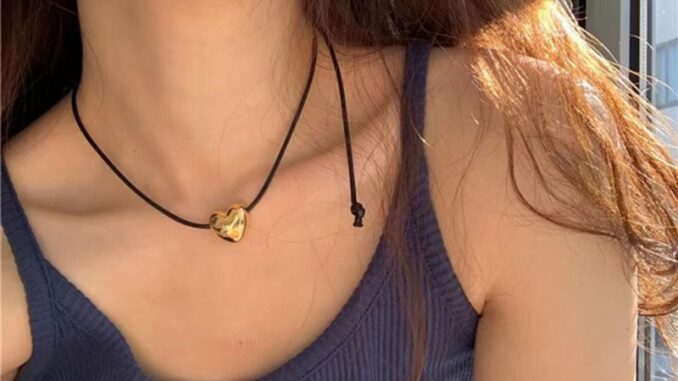 Arin สร้อยคอโชคเกอร์ จี้หัวใจ สีดํา เรียบง่าย เครื่องประดับแฟชั่น