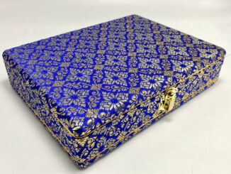 กล่องกำมะหยี่คิ้วทอง ลายผ้าไหมไทย โทนสีน้ำเงินทอง ขนาด 16x21x5 ซม. (6.5x8.5x2") เพิ่มทรัพย์กล่องพระ กล่องใส่พระ
