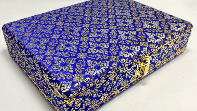 กล่องกำมะหยี่คิ้วทอง ลายผ้าไหมไทย โทนสีน้ำเงินทอง ขนาด 16x21x5 ซม. (6.5x8.5x2") เพิ่มทรัพย์กล่องพระ กล่องใส่พระ กล่องกำมะหยี่คิ้วทอง ลายผ้าไหมไทย โทนสีน้ำเงินทอง ขนาด 16x21x5 ซม. (6.5x8.5x2") เพิ่มทรัพย์กล่องพระ กล่องใส่พระ