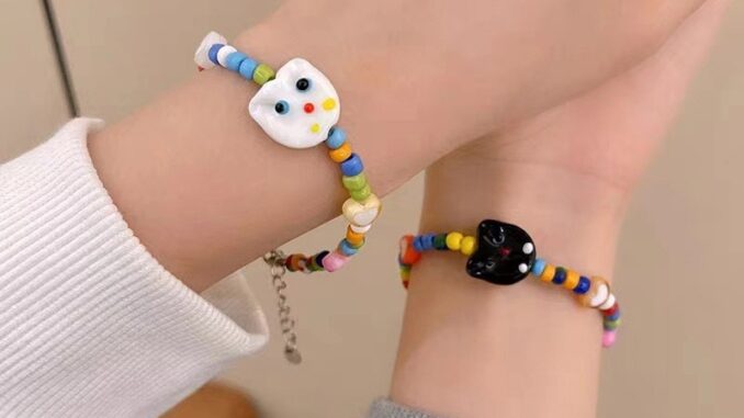 ในไทย สร้อยข้อมือประดับลูกปัดลายแมวน่ารักแฮนด์เมดสีดําสีขาวY2kเครื่องประดับสําหรับผู้หญิงและผู้ชายคู่รักของขวัญ