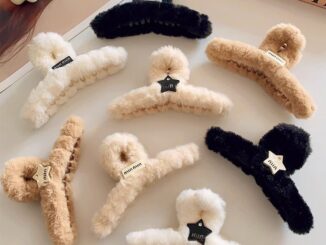 (Star Min) กิ๊บติดผม ผ้ากํามะหยี่นุ่ม รูปปลาฉลาม ประดับไข่มุก ขนาดใหญ่ สีกาแฟ สไตล์เกาหลี เหมาะสําหรับฤดูใบไม้ร่วง และฤดูหนาว สําหรับผู้หญิง