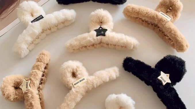 (Star Min) กิ๊บติดผม ผ้ากํามะหยี่นุ่ม รูปปลาฉลาม ประดับไข่มุก ขนาดใหญ่ สีกาแฟ สไตล์เกาหลี เหมาะสําหรับฤดูใบไม้ร่วง และฤดูหนาว สําหรับผู้หญิง