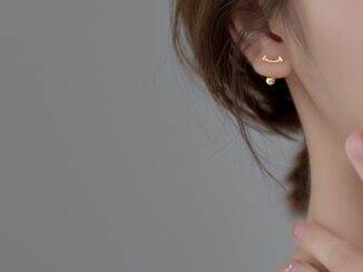 ต่างหูเงิน เกรด S925 จี้รูปหน้ายิ้ม แบบสกรู ขนาดเล็ก เหมาะกับของขวัญ แบบเรียบง่าย สไตล์เกาหลี