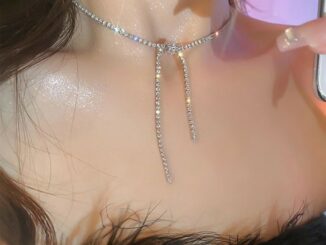 Lovito สร้อยคอสตรี ลำลอง สีพื้น แต่งพลอยเทียม สำหรับสตรี LFA02115 (สีเงิน)