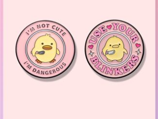 เข็มกลัด รูปตัวอักษรภาษาอังกฤษ "I'M NOT Cute" น่ารัก พร้อมมีด ลายเป็ดน่ารัก เครื่องประดับ สําหรับเพื่อน